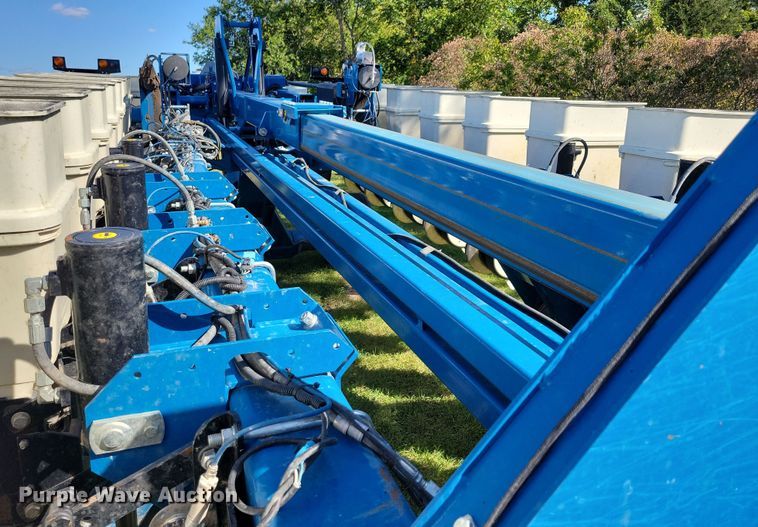 image for item DN3553 2012 Kinze 3800 planter