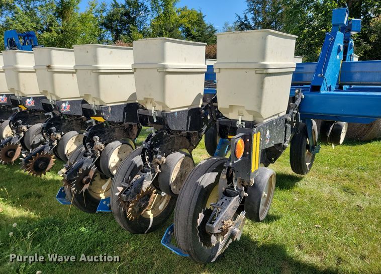 image for item DN3553 2012 Kinze 3800 planter