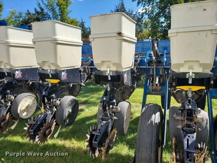 image for item DN3553 2012 Kinze 3800 planter