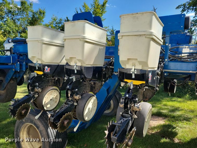 image for item DN3553 2012 Kinze 3800 planter