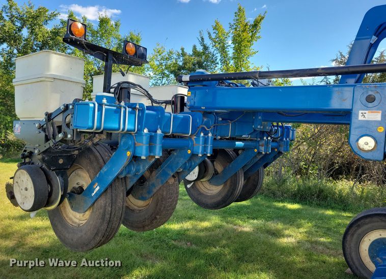 image for item DN3553 2012 Kinze 3800 planter