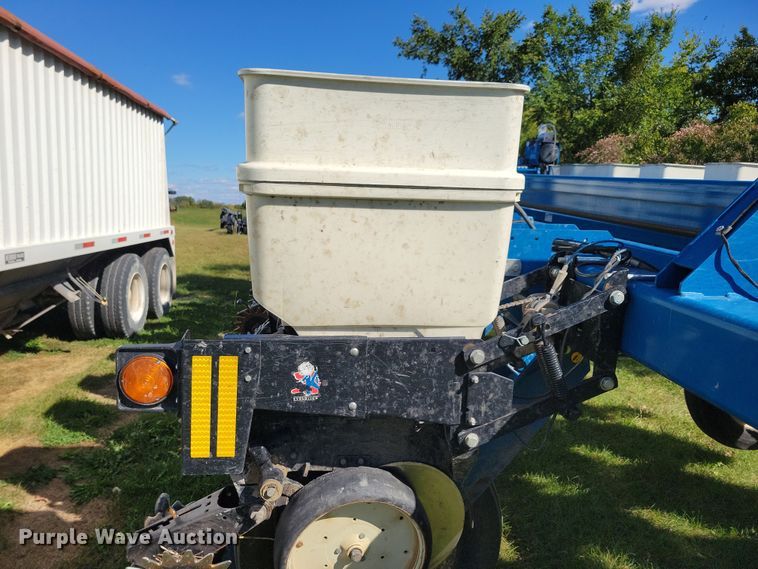 image for item DN3553 2012 Kinze 3800 planter