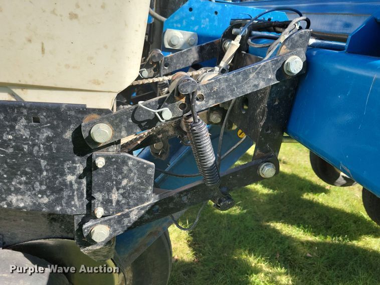 image for item DN3553 2012 Kinze 3800 planter