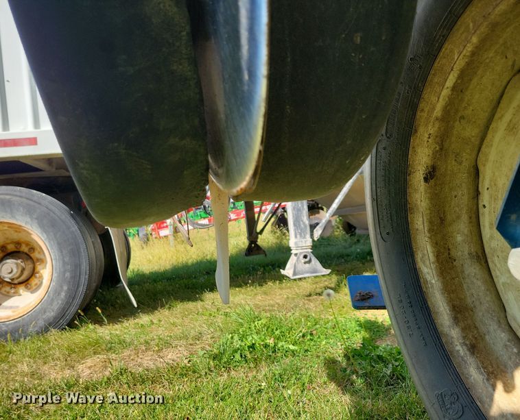 image for item DN3553 2012 Kinze 3800 planter