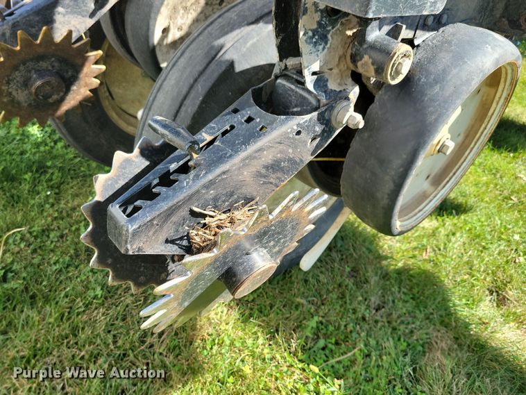image for item DN3553 2012 Kinze 3800 planter
