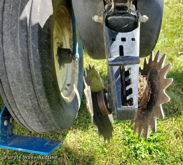 image for item DN3553 2012 Kinze 3800 planter