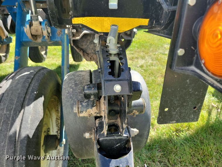 image for item DN3553 2012 Kinze 3800 planter