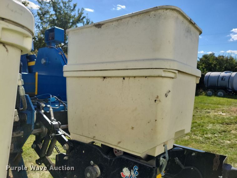 image for item DN3553 2012 Kinze 3800 planter