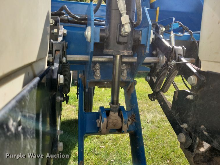 image for item DN3553 2012 Kinze 3800 planter