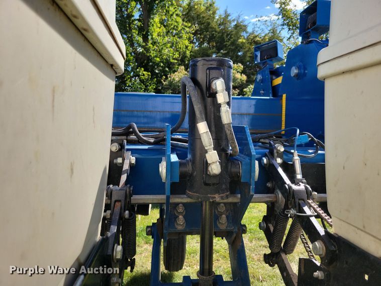 image for item DN3553 2012 Kinze 3800 planter