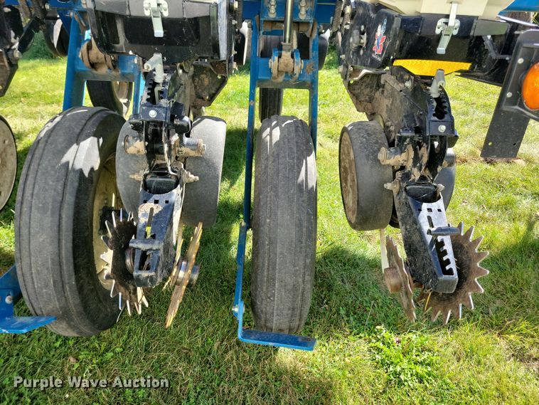 image for item DN3553 2012 Kinze 3800 planter