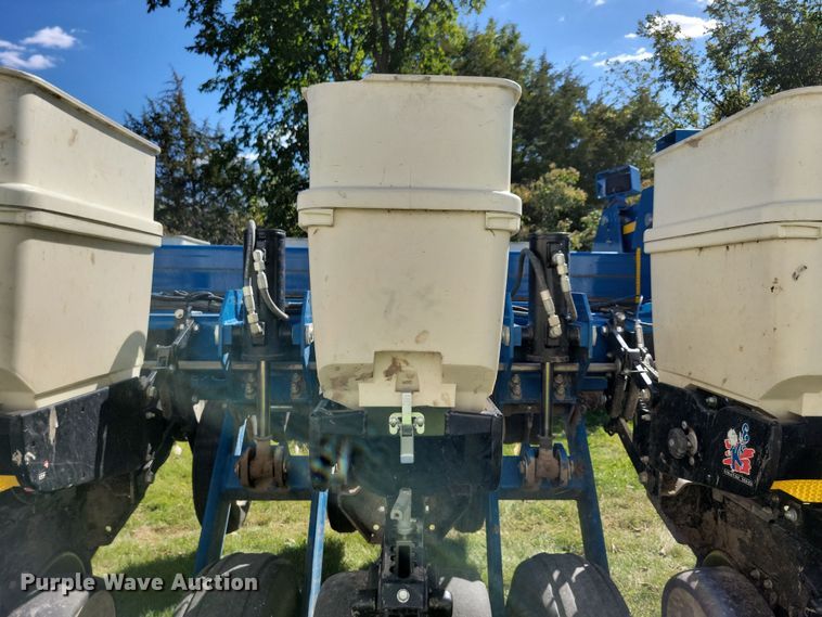 image for item DN3553 2012 Kinze 3800 planter
