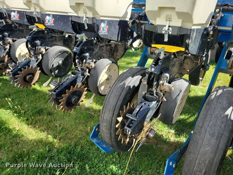 image for item DN3553 2012 Kinze 3800 planter