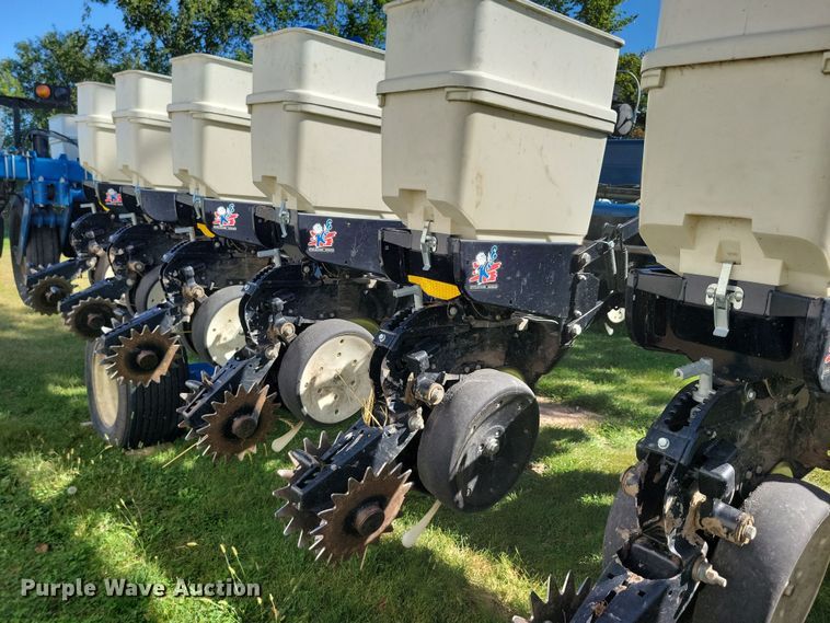 image for item DN3553 2012 Kinze 3800 planter