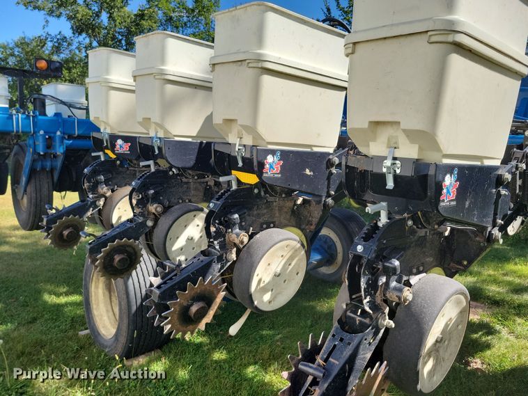 image for item DN3553 2012 Kinze 3800 planter