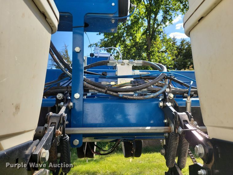 image for item DN3553 2012 Kinze 3800 planter