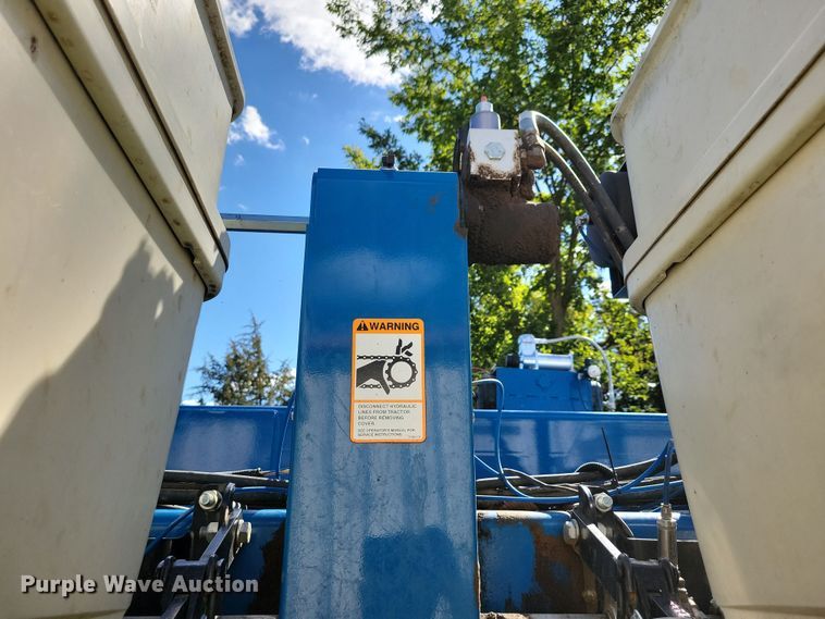 image for item DN3553 2012 Kinze 3800 planter