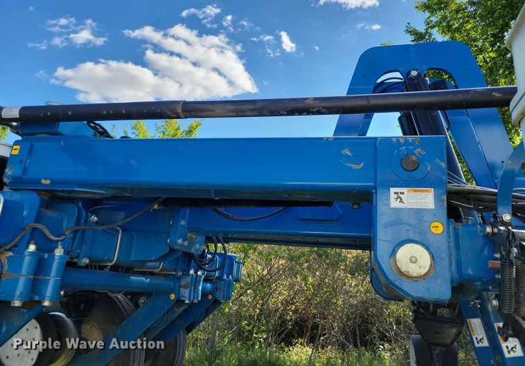 image for item DN3553 2012 Kinze 3800 planter