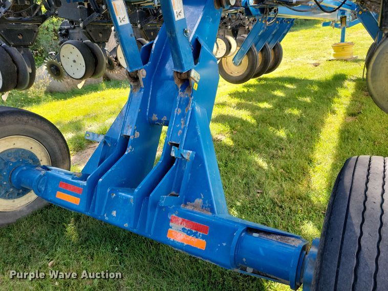 image for item DN3553 2012 Kinze 3800 planter
