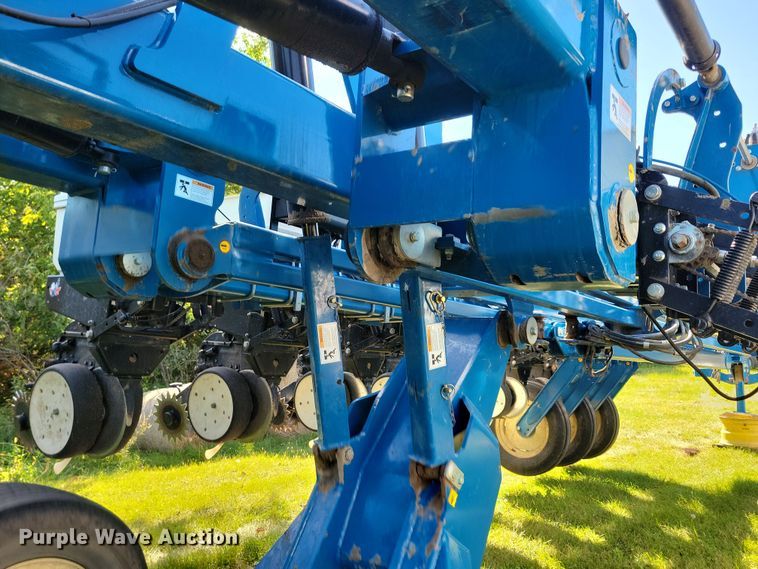 image for item DN3553 2012 Kinze 3800 planter