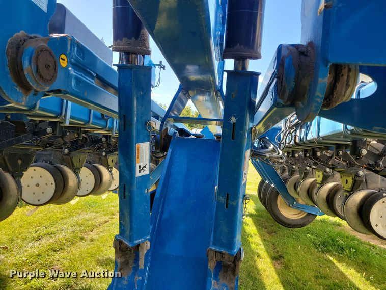 image for item DN3553 2012 Kinze 3800 planter