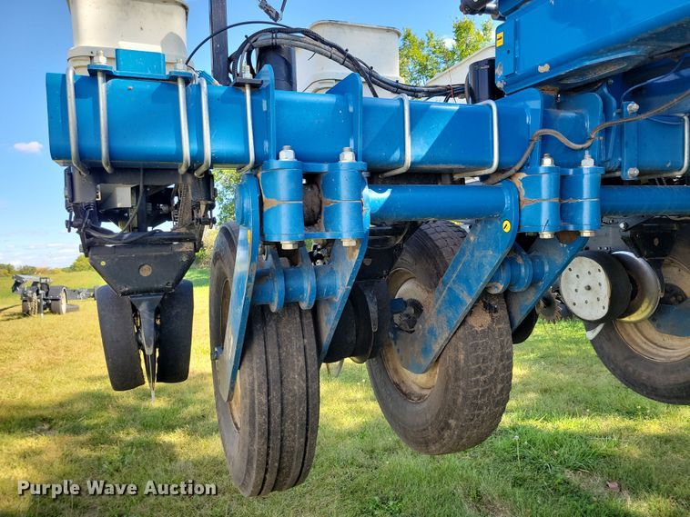 image for item DN3553 2012 Kinze 3800 planter