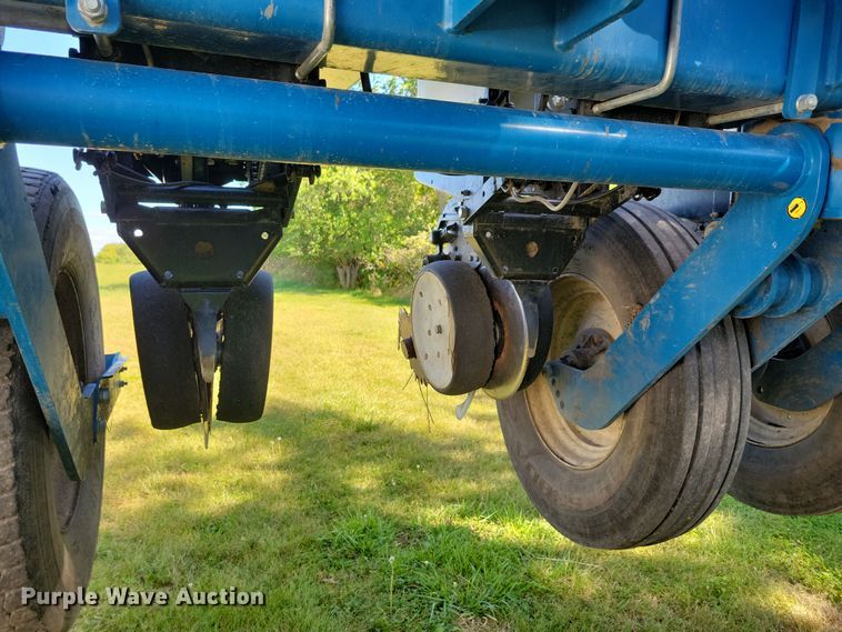 image for item DN3553 2012 Kinze 3800 planter