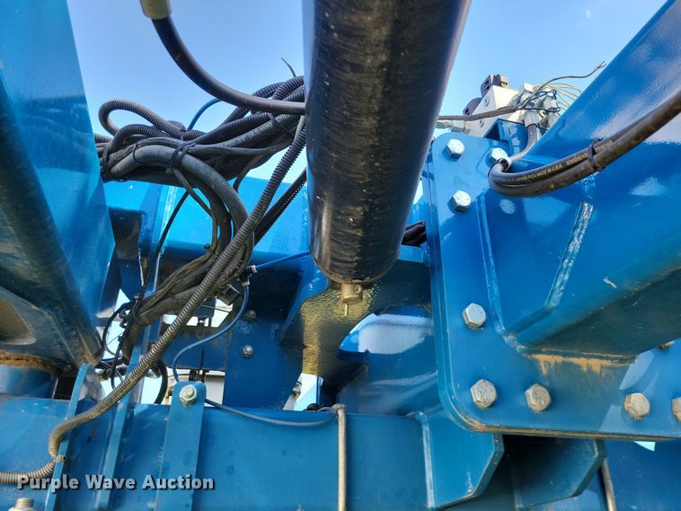 image for item DN3553 2012 Kinze 3800 planter
