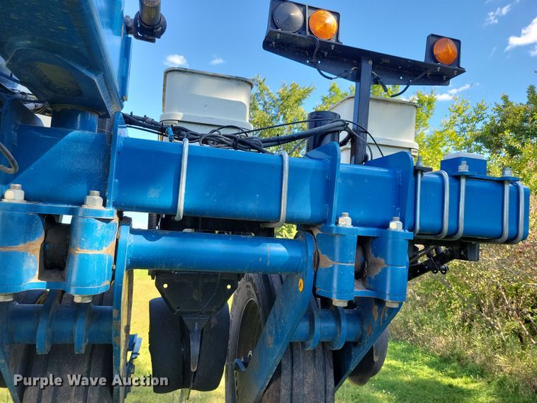 image for item DN3553 2012 Kinze 3800 planter