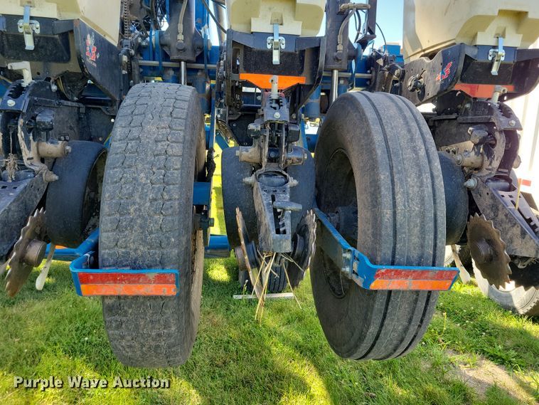 image for item DN3553 2012 Kinze 3800 planter