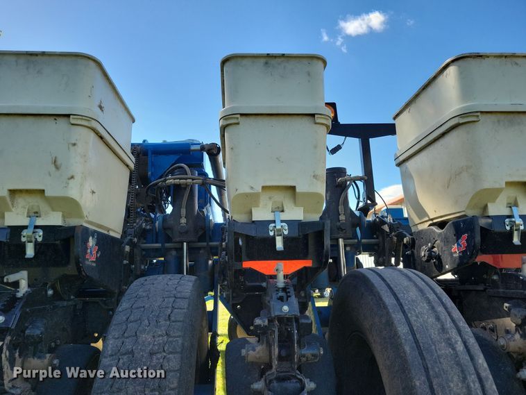 image for item DN3553 2012 Kinze 3800 planter