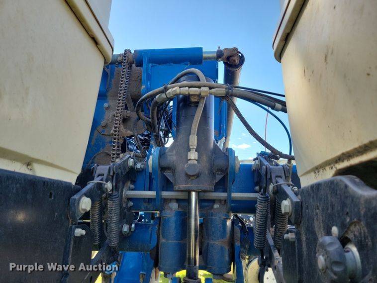 image for item DN3553 2012 Kinze 3800 planter