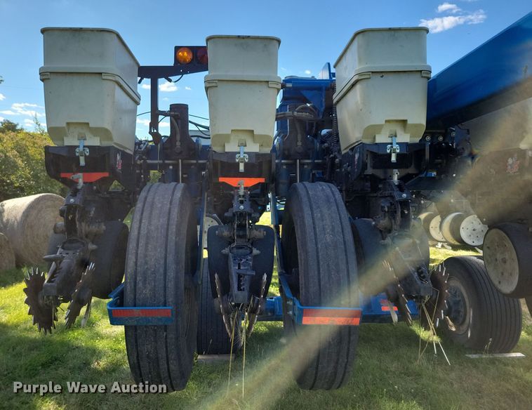 image for item DN3553 2012 Kinze 3800 planter