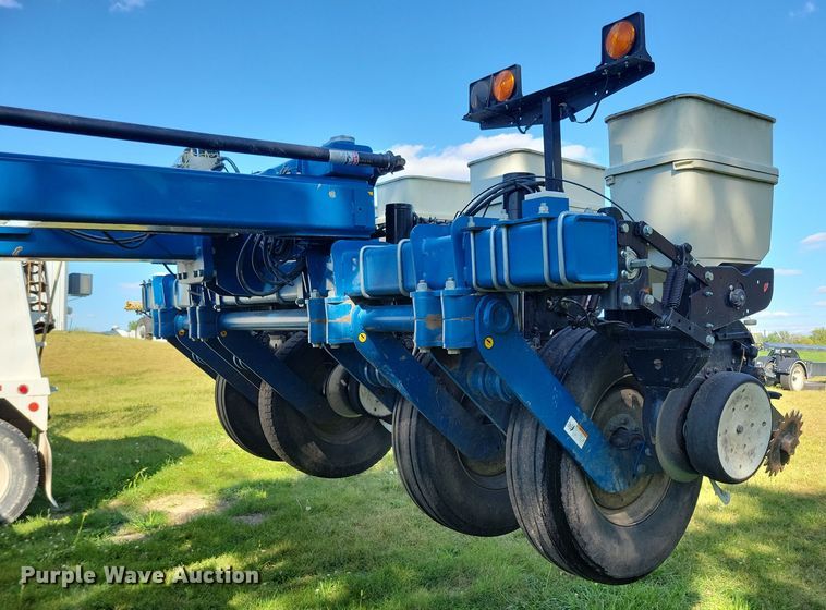 image for item DN3553 2012 Kinze 3800 planter