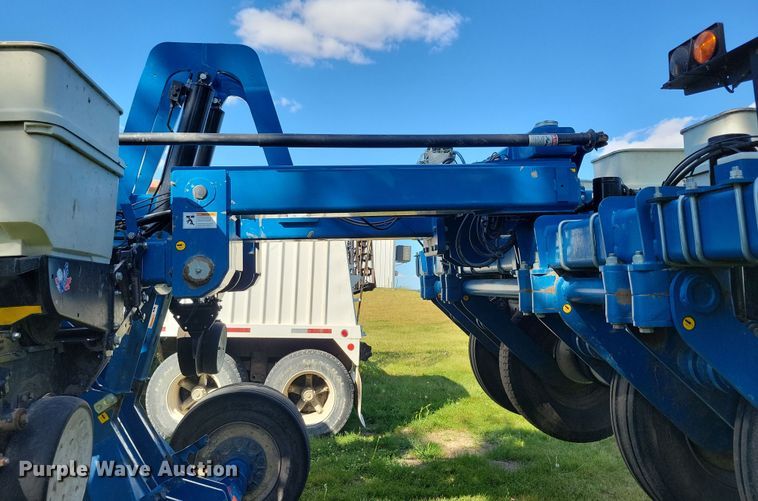 image for item DN3553 2012 Kinze 3800 planter