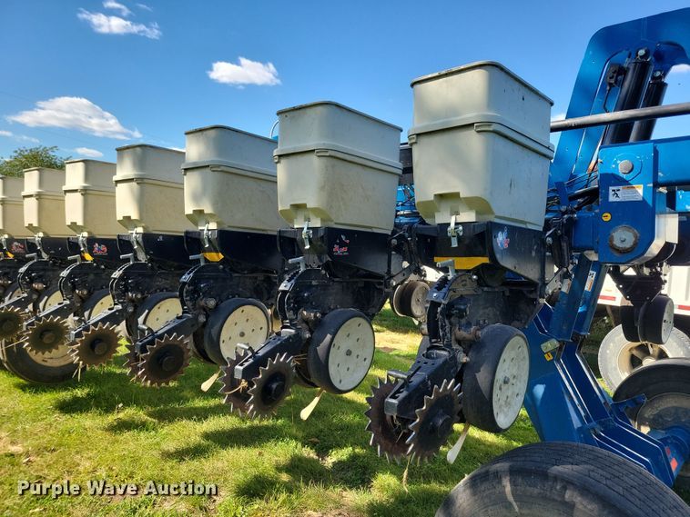 image for item DN3553 2012 Kinze 3800 planter