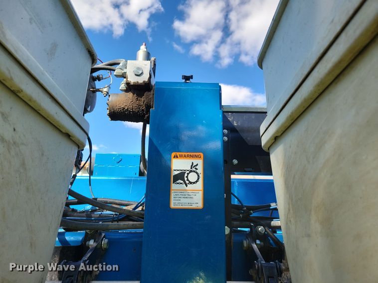 image for item DN3553 2012 Kinze 3800 planter