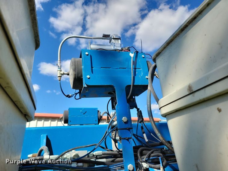 image for item DN3553 2012 Kinze 3800 planter