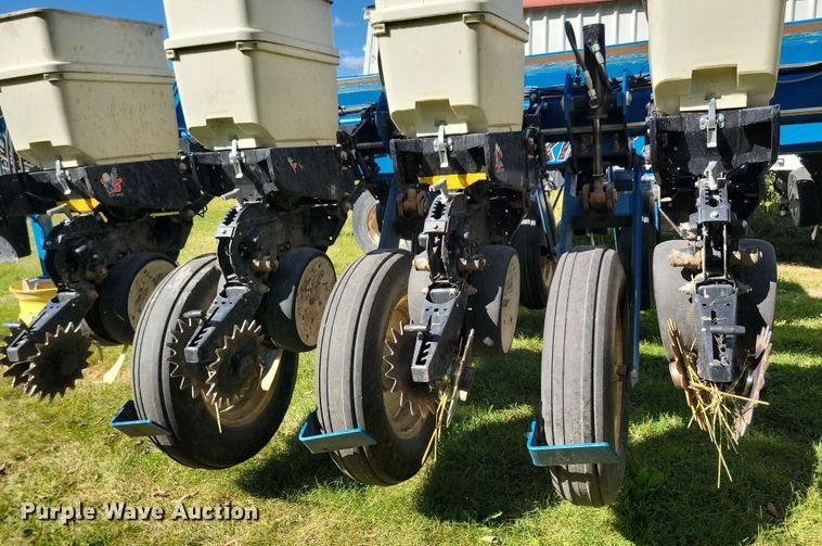 image for item DN3553 2012 Kinze 3800 planter