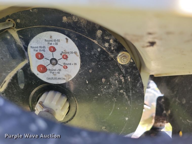 image for item DN3553 2012 Kinze 3800 planter