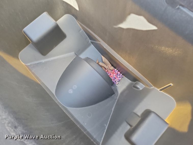 image for item DN3553 2012 Kinze 3800 planter