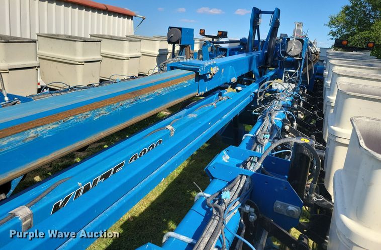 image for item DN3553 2012 Kinze 3800 planter