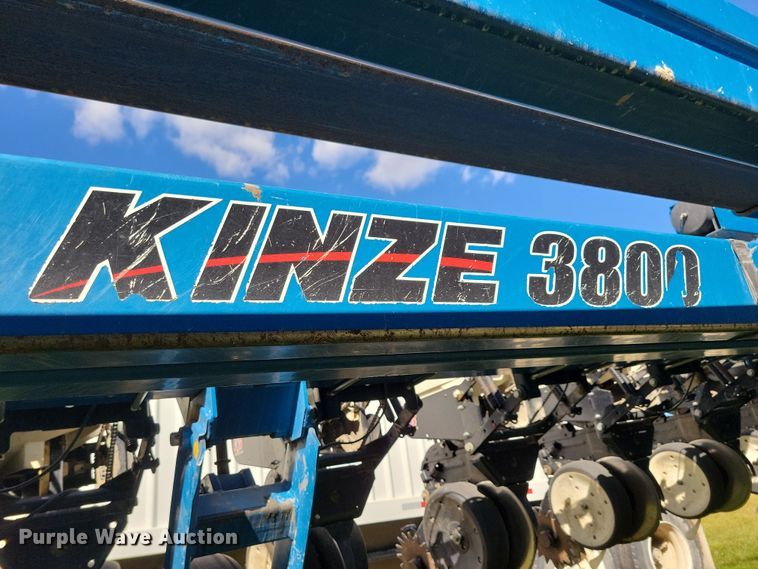image for item DN3553 2012 Kinze 3800 planter