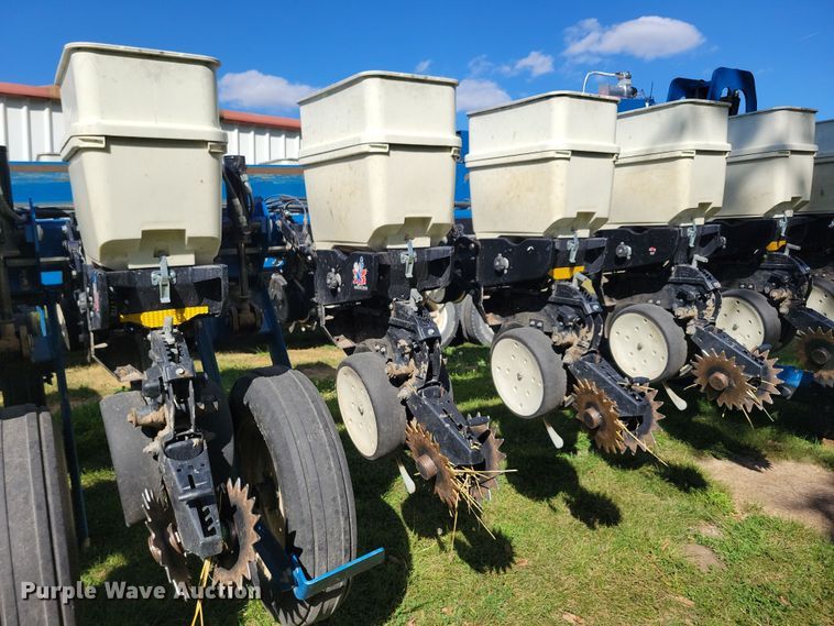 image for item DN3553 2012 Kinze 3800 planter