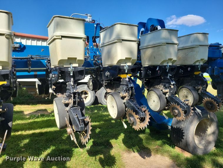 image for item DN3553 2012 Kinze 3800 planter