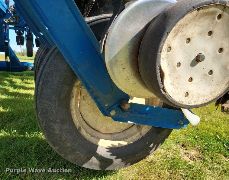 image for item DN3553 2012 Kinze 3800 planter