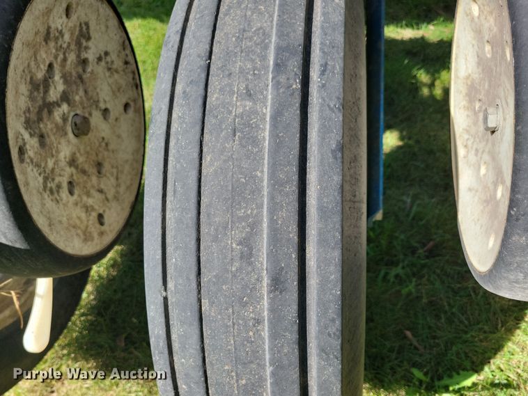 image for item DN3553 2012 Kinze 3800 planter