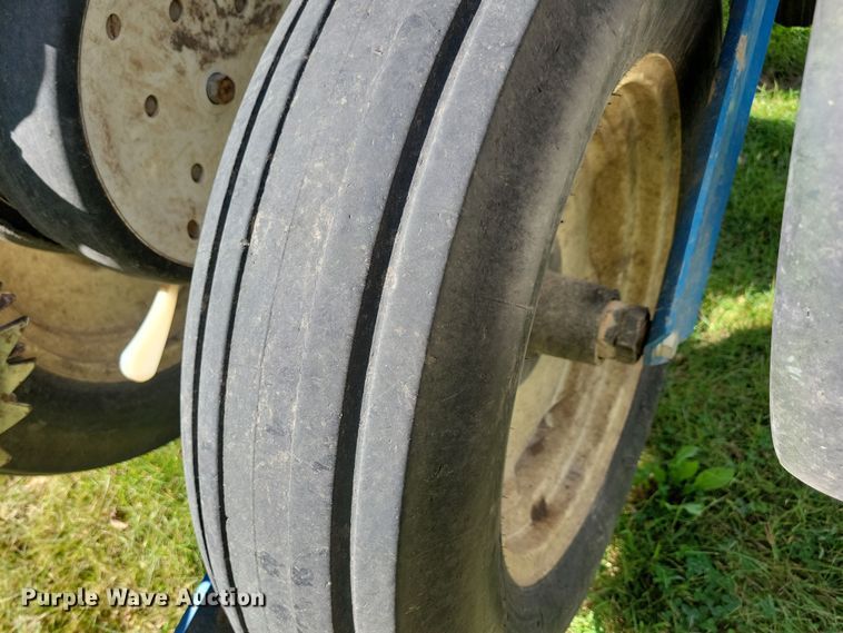 image for item DN3553 2012 Kinze 3800 planter