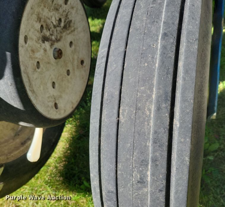 image for item DN3553 2012 Kinze 3800 planter