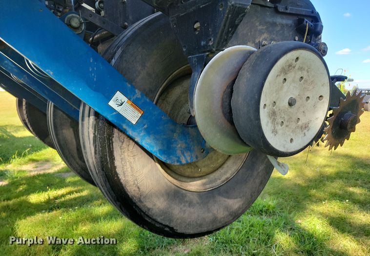 image for item DN3553 2012 Kinze 3800 planter